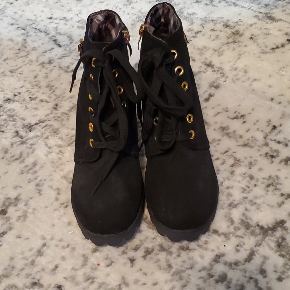 Shoes/booties